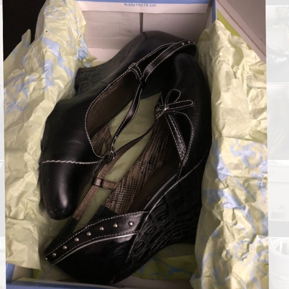 Bobbi Blu “Brick” wedges